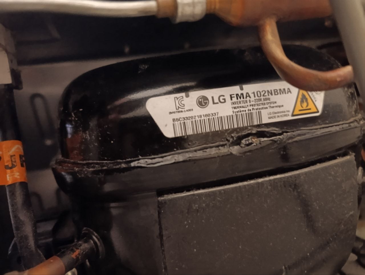 Компрессор LG и медные трубки холодильника — фото HOLOFIX